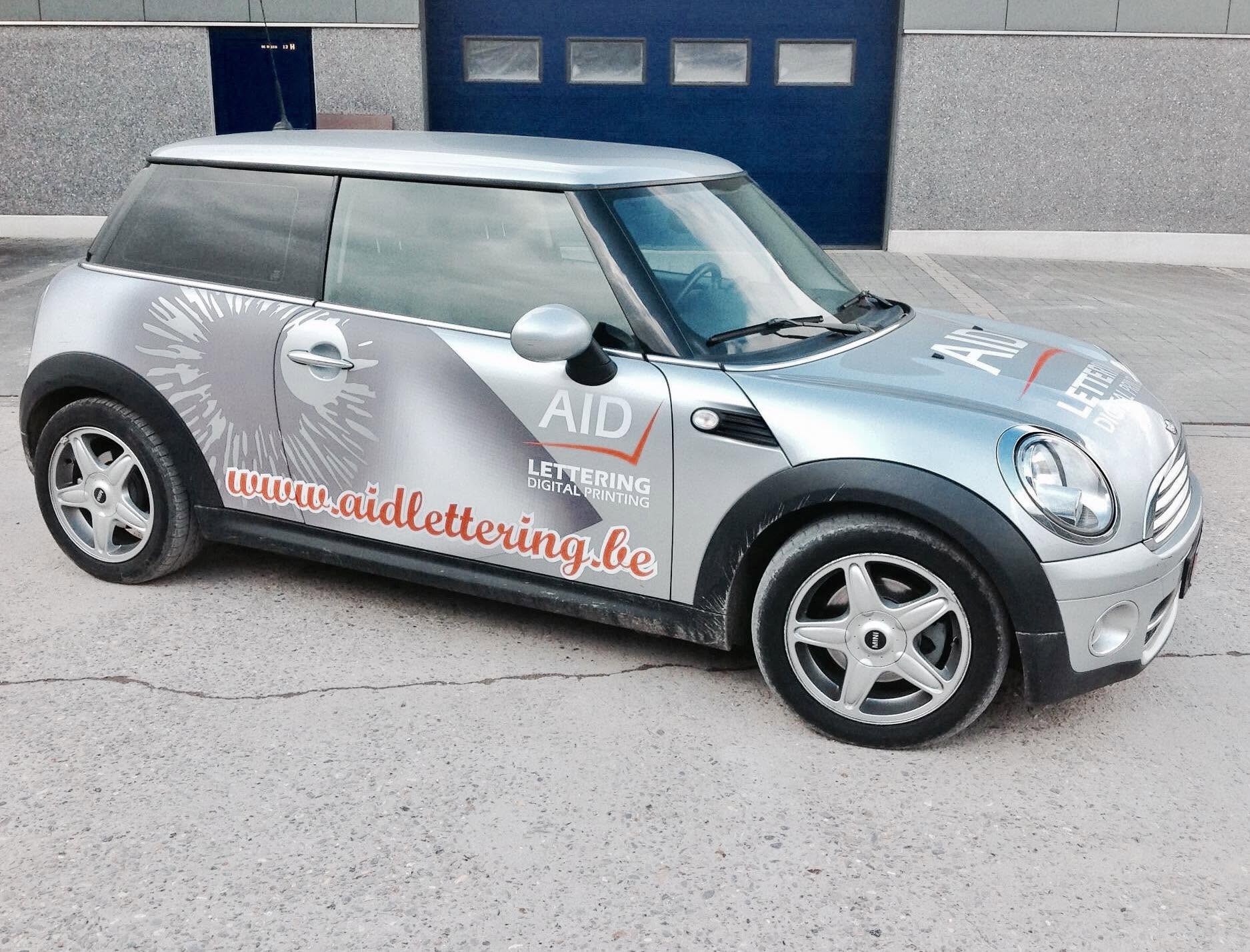 Autobelettering van een Mini door AID Lettering